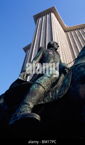 Niedrigen Winkel Blick auf ein Reiterstandbild, Statue von Bernardo De Galvez, World Trade Center, New Orleans, Louisiana, USA Stockfoto