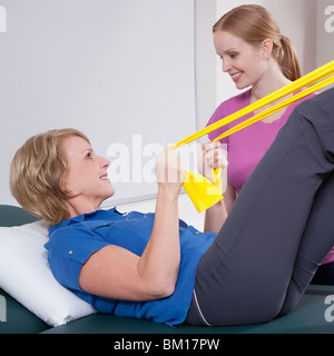 Physiotherapeuten, die Unterstützung der Patienten bei der Ausübung Stockfoto