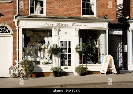 Malerischen kleinen Laden auf einer Straße in den Markt Market Harborough, Leicestershire, England. Stockfoto