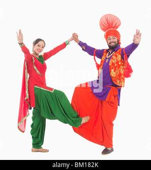 Bhangra traditioneller Volkstanz aus dem Punjab in Nordindien Stockfoto