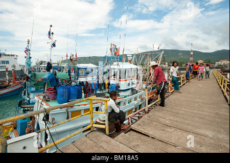 Thai Fischer auf dem Pier im Hafen von Na Thon auf der Insel Koh Samui-Thailand Stockfoto