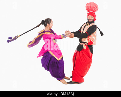 Bhangra traditioneller Volkstanz aus dem Punjab in Nordindien Stockfoto