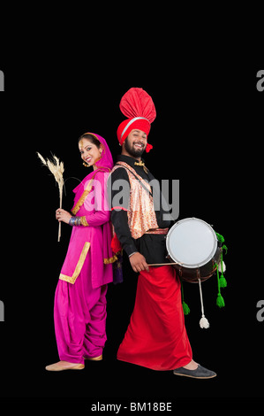 Bhangra traditioneller Volkstanz aus dem Punjab in Nordindien Stockfoto