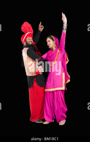 Bhangra traditioneller Volkstanz aus dem Punjab in Nordindien Stockfoto
