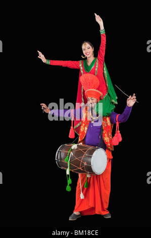 Bhangra traditioneller Volkstanz aus dem Punjab in Nordindien Stockfoto
