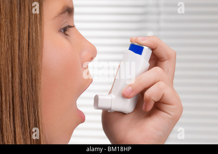 Mädchen mit einem Asthma-Inhalator Stockfoto