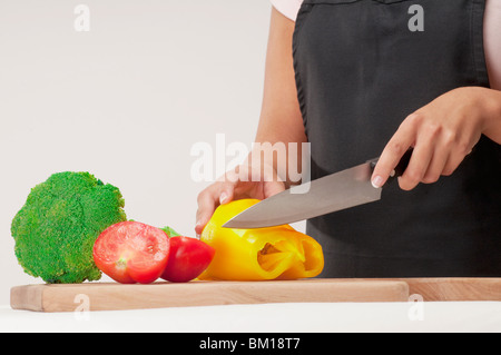 Frauenbeschneidung eine gelbe Paprika und Tomate Stockfoto