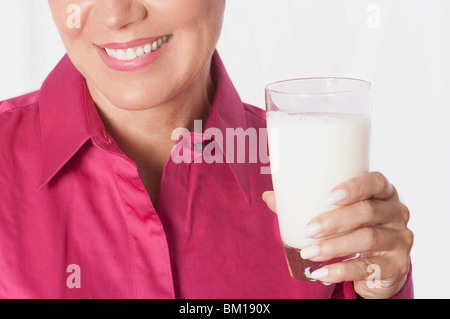 Nahaufnahme einer Frau mit einem Glas Milch Stockfoto