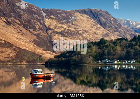 Reflexionen im Loch Leven & Rand von Glencoe Village, mit Mam Na Gualainn, in der Nähe von Ballachulish, Glencoe, schottischen Highlands, UK Stockfoto