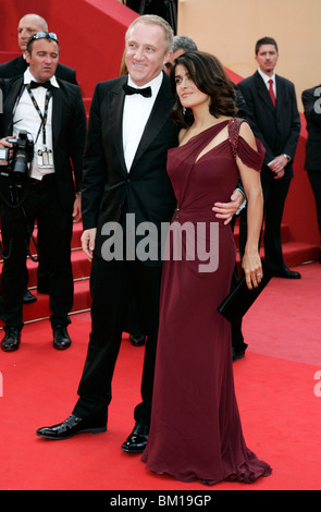 SALMA HAYEK & FRANCOIS-HENRI PINAULT ROBIN HOOD PREMIERE PALAIS DES FESTIVALS CANNES Frankreich 12. Mai 2010 Stockfoto