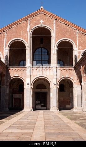 Fassade von St. Ambrose Basilica, eine der ältesten Kirchen in Mailand. Stockfoto