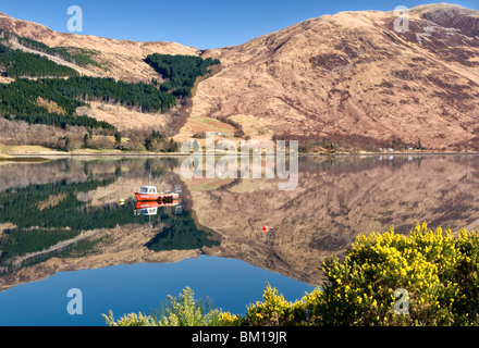 Reflexionen im Loch Leven, in der Nähe von Ballachulish, Glencoe, Schottisches Hochland, Schottland Stockfoto