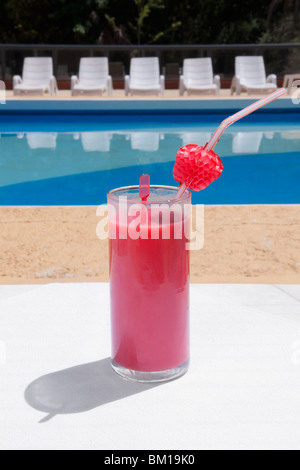 Glas Fruchtsaft am Pool Stockfoto