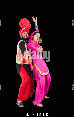 Bhangra traditioneller Volkstanz aus dem Punjab in Nordindien Stockfoto