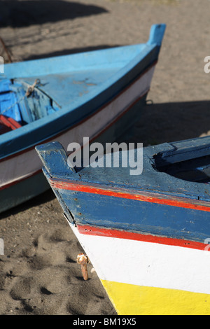 Der Bogen von zwei hölzerne Fischerboote am Strand von Torremolinos, Spanien, Europa Stockfoto