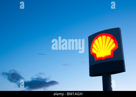 Shell Oil Leuchtreklame in der bürgerlichen Dämmerung Stockfoto