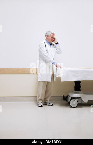 Arzt telefonieren mit einem Handy Stockfoto