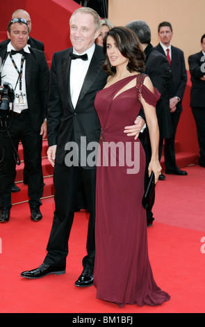 SALMA HAYEK & FRANCOIS-HENRI PINAULT ROBIN HOOD PREMIERE PALAIS DES FESTIVALS CANNES Frankreich 12. Mai 2010 Stockfoto