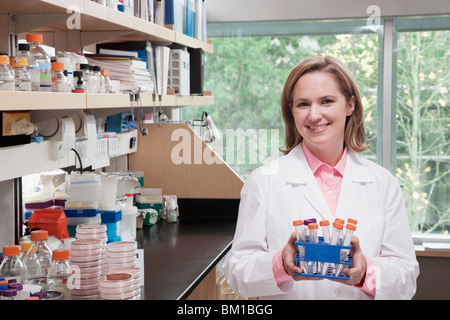 Ärztin, medizinische Proben in einem Labor hält Stockfoto