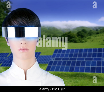 Silber futuristische Brille Frau Solarplatten auf Wiese im freien Stockfoto