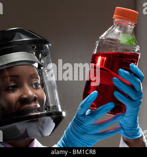 Ärztin mit einer Flasche Lösung in einem Labor Stockfoto