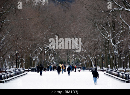 Menschen zu Fuß durch das Einkaufszentrum im Central Park nach einem Schneesturm, New York City, New York State, Deutschland