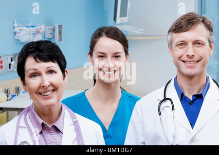 Porträt von zwei Ärzte und eine Krankenschwester lächelnd Stockfoto