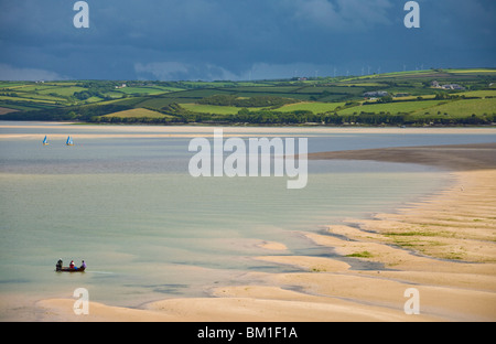 Kleine Boote in der Mündung des Flusses Camel in der Nähe von der Stadt Bar Sand Bar, Padstow, North Cornwall, England, Vereinigtes Königreich Stockfoto