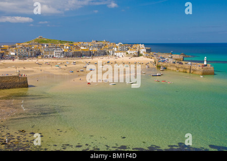 Blick über den Hafen auf St. Ives (Pedn Olva) in Richtung der Insel oder St. Ives Head, North Cornwall, England, Vereinigtes Königreich Stockfoto