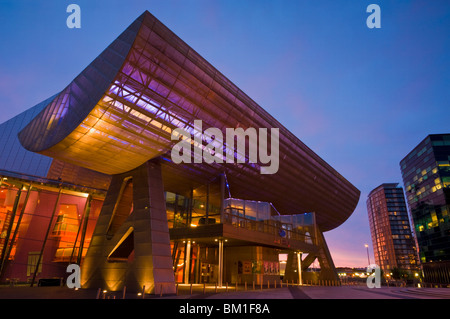 Das Lowry Centre beleuchtet am frühen Abend, Salford Quays, Greater Manchester, England, Vereinigtes Königreich, Europa Stockfoto