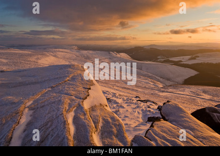 Raureif auf den Felsen bei Sonnenuntergang am weißen Tor, Derwent Rand, Derwent Moor, Peak District National Park, Derbyshire, England, UK Stockfoto