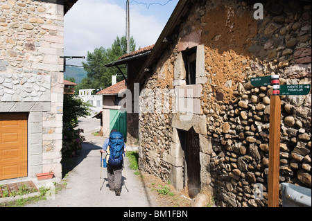 Wanderer-Pilger auf dem Camino de Santiago und GR 101, Asturien, Spanien, Europa Stockfoto