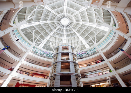 Suria KLCC Shopping Mall im Inneren der Petronas Towers, Kuala Lumpur, Malaysia, Südostasien, Asien Stockfoto