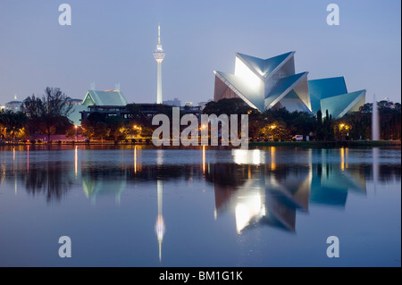 KL Tower und Nationaltheater Istana Budaya, Kuala Lumpur, Malaysia, Südostasien, Asien Stockfoto