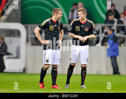 Die deutschen Fußballnationalspieler Lukas PODOLSKI (links) und Toni KROOS beim internationalen Fußball-Freundschaftsspiel Deutschland-Malta 3:0 im Tivoli-Stadion Aachen am 12. Mai 2010 Stockfoto