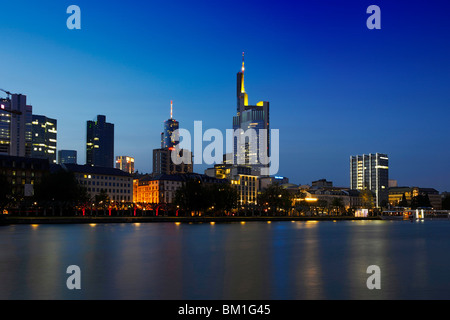 Skyline bei Dämmerung, Frankfurt Am Main, Hessen, Deutschland Stockfoto