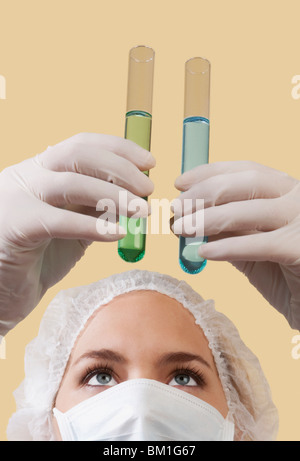 Weibliche Laborantin Analyse Reagenzgläser Stockfoto