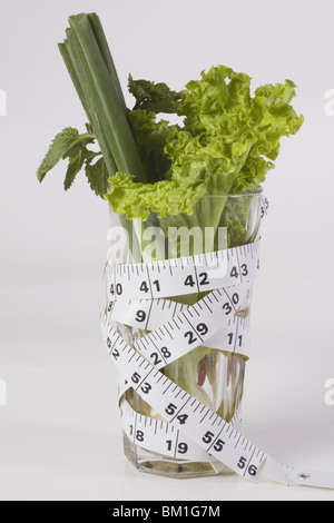 Nahaufnahme von einem Maßband umwickelt ein Glas voll mit Gemüse Stockfoto