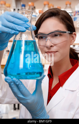 Ärztin mit einem konischen Kolben in einem Labor Stockfoto
