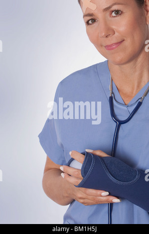 Weibliche Chirurg tragen einer Handgelenkbandage Stockfoto
