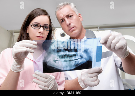 Zwei Zahnärzte, die Prüfung eines Röntgen-Berichts Stockfoto