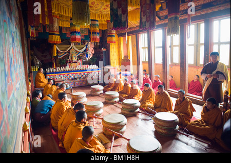 Mönche mit Trommeln in einer Feierstunde in Jakar Dzong, Schloss der weißen Vogel, Jakar, Bumthang Chokor Valley, Bhutan Stockfoto