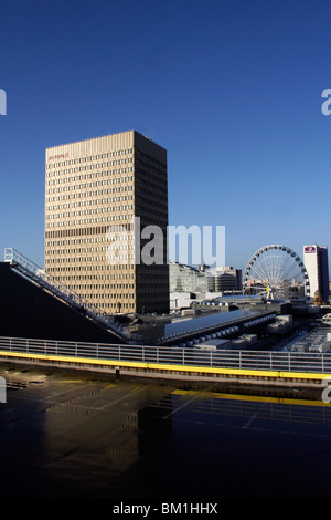 ein Blick von der obersten Etage des Arndale Shopping Centre Car Park in Manchester an einem sonnigen Tag. Stockfoto