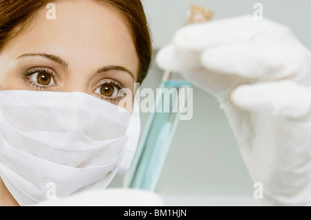 Weibliche Laborantin, die Analyse der Probe im Reagenzglas Stockfoto