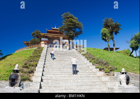 Tempel auf dem Gelände der 108 Chörten Baujahr 2005 zum Gedenken an einen Kampf gegen militante, Dochu La pass, 3140m, Bhutan, Asien Stockfoto