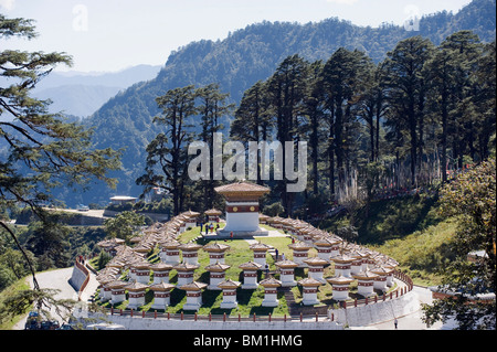 Website von 108 Chörten Baujahr 2005 zum Gedenken an einen Kampf gegen militante, Dochu La pass, 3140m, Bhutan, Himalaya, Asien Stockfoto