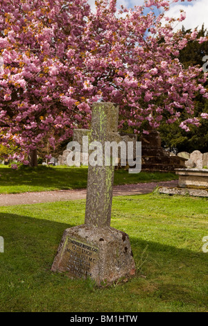 Großbritannien, England, Herefordshire, viel Marcle, St. Bartholomäus Friedhof, Cecil Leigh Geld Kyrle M.C Gedenkkreuz Stockfoto