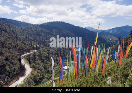 Gebetsfahnen an Pele La pass, 3420m, Asien, Himalaya, Bhutan, schwarze Berge Stockfoto