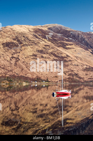 Yacht-perfekt reflektiert in Loch Leven, unterstützt von Mam Na Gualainn, in der Nähe von Ballachulish, Glencoe, Schottisches Hochland, Schottland Stockfoto