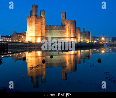 Caernarfon Castle bei Nacht, Caernarfon, Gwynedd, Nordwales, UK Stockfoto